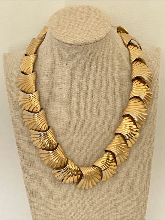 Monet Jewelry - Vintage Monet Gold Tone Scalloped Link Statement Necklace 16”